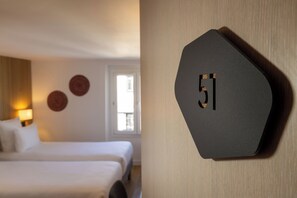 Tomannsrom | Skrivebord, blendingsgardiner, lydisolert og strykejern/-brett