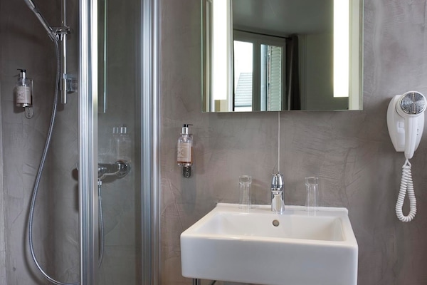 Shower, hair dryer, towels