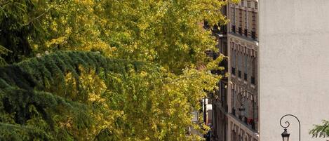 Un paisaje urbano con edificios modernos, incluyendo un rascacielos que dice 'DEXIA'.