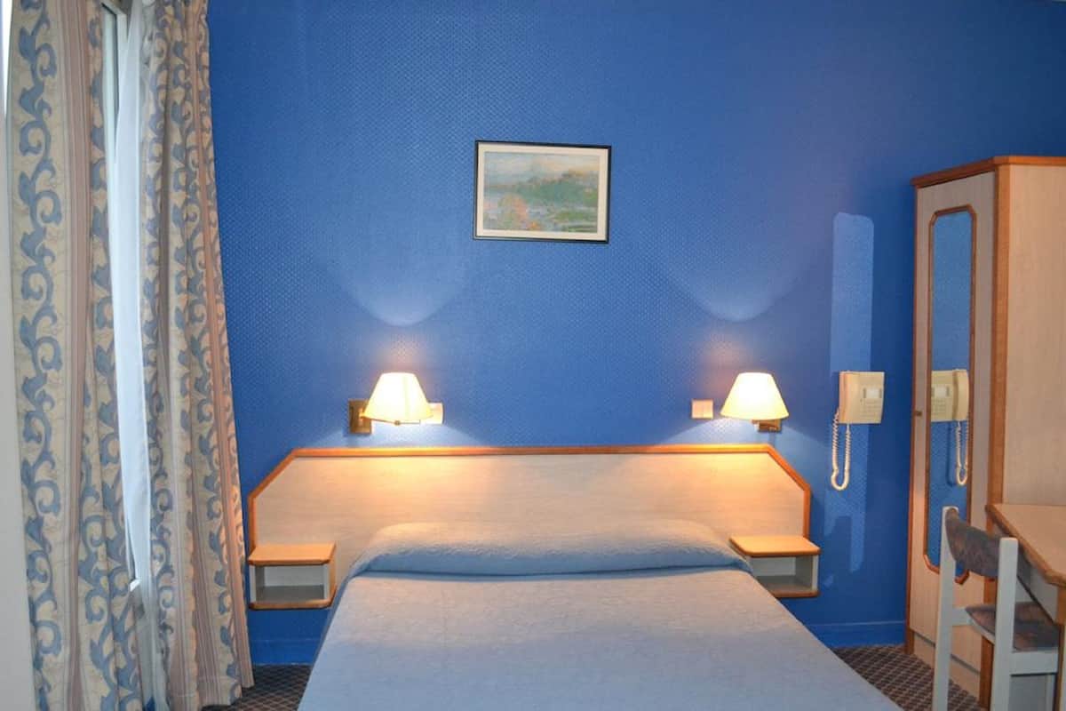 In-room safe, blackout curtains, free WiFi, bed sheets