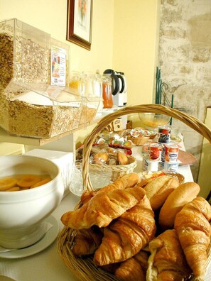 Se ofrece un desayuno bufé (12 EUR por persona)