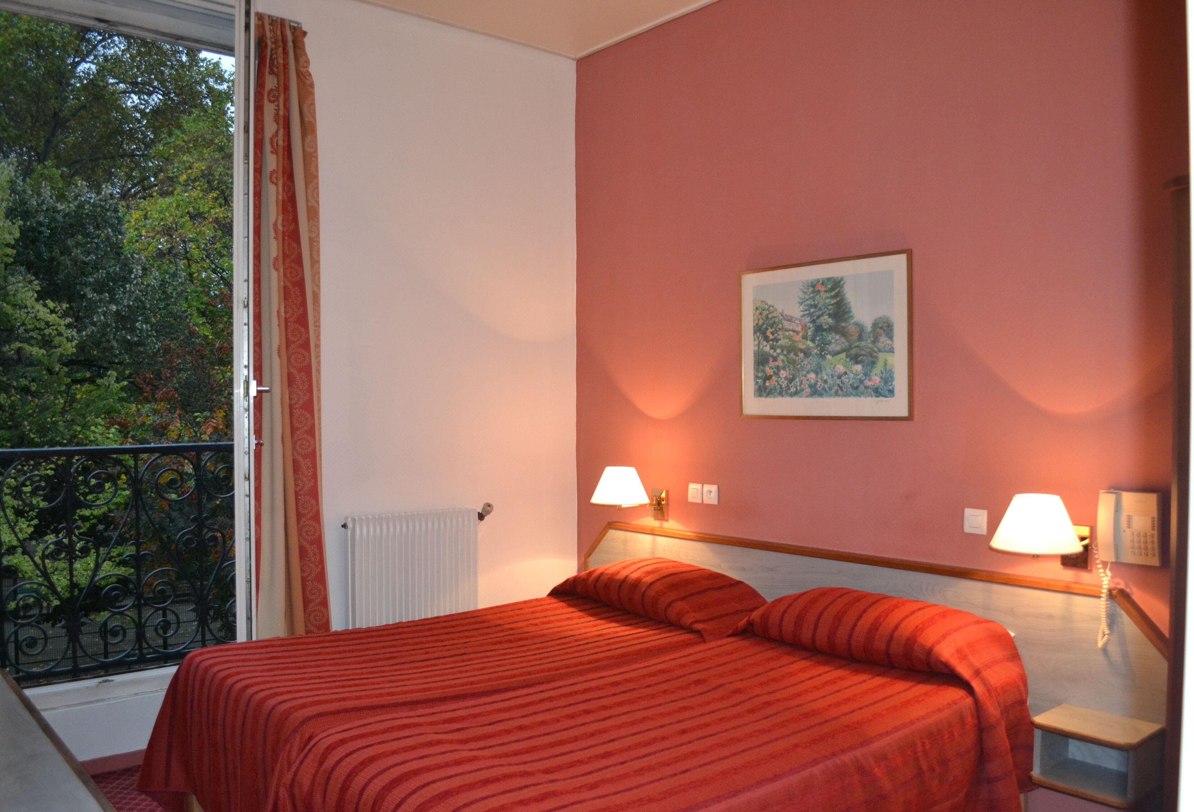 Caja fuerte, cortinas opacas, wifi gratis y ropa de cama