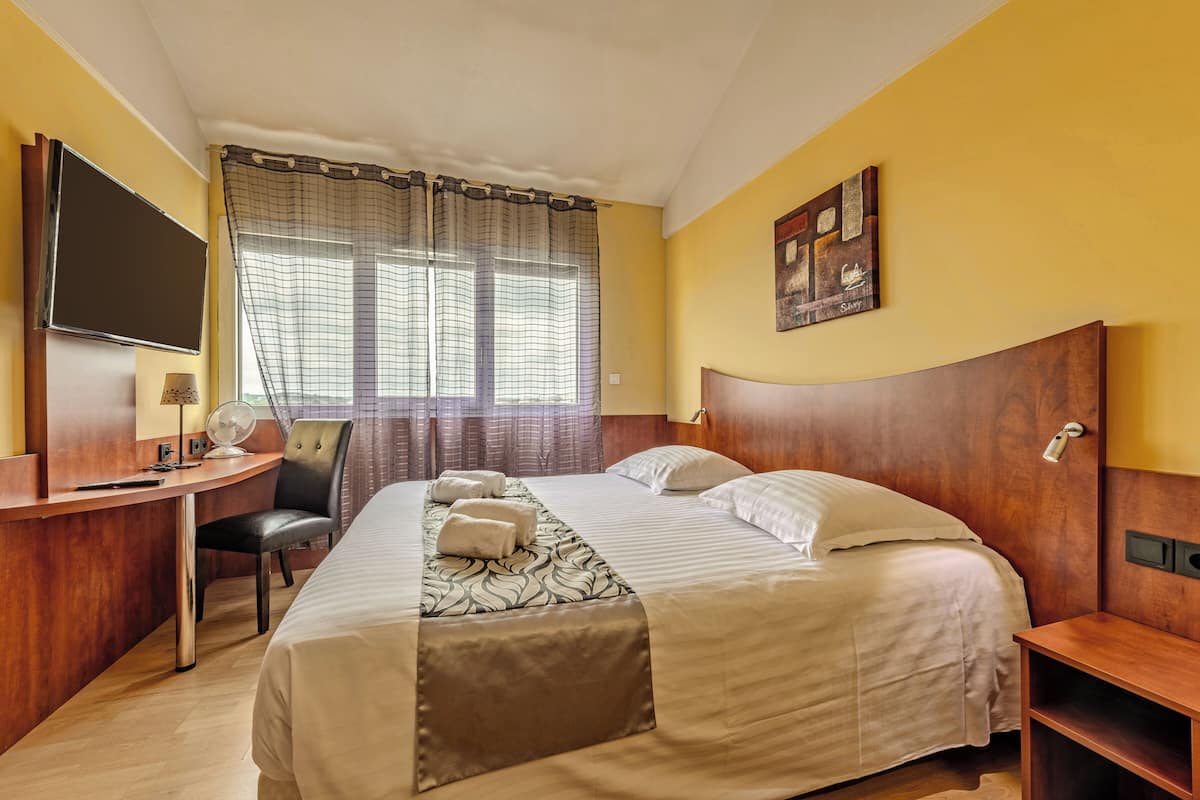 Quadruple Room (free access to sauna & steam bath) | Desk, laptop workspace, iron/ironing board, free cots/infant beds