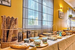 Daily buffet breakfast for a fee