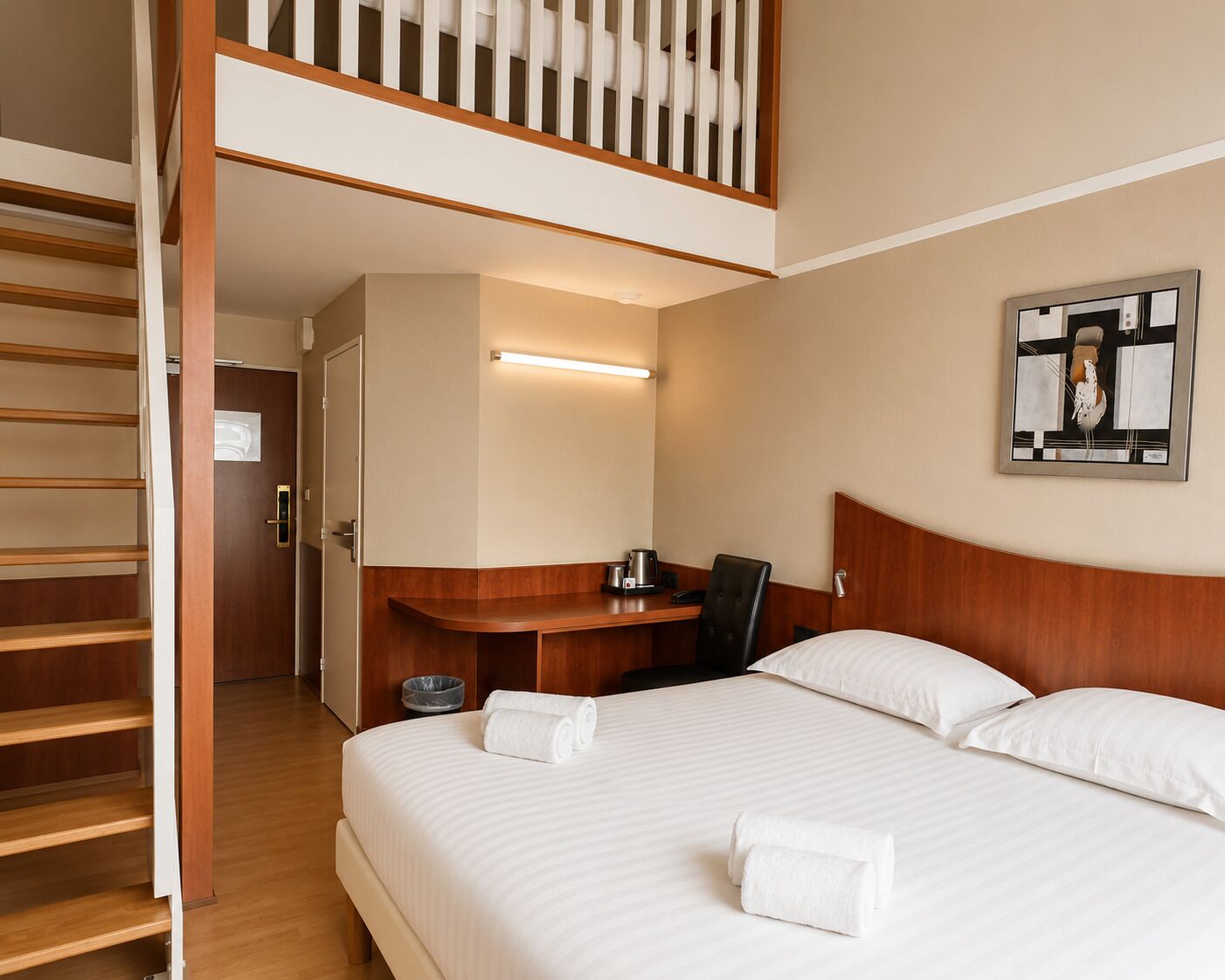 Quarto quádruplo família (Access to sauna and steam bath) | Escrivaninha, espaço de trabalho para notebook