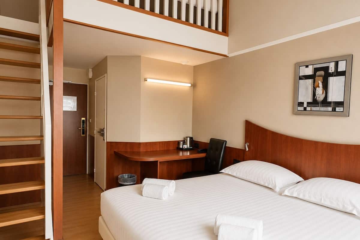 Quarto quádruplo família (Access to sauna and steam bath) | Escrivaninha, espaço de trabalho para notebook