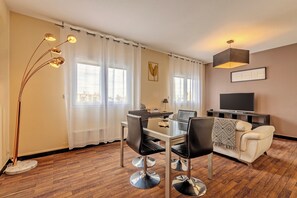 高級開放式套房 | 起居區 | 82-公分平面電視、衛星頻道、電視