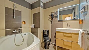 Superior studio suite | Badkamer | Gratis toiletartikelen, een haardroger, handdoeken, zeep