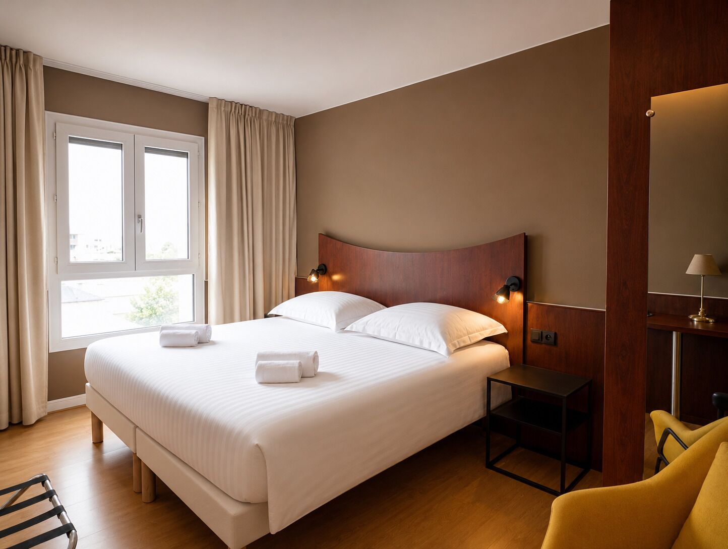 Quarto casal grand (Access to sauna and steam bath) | Escrivaninha, espaço de trabalho para notebook