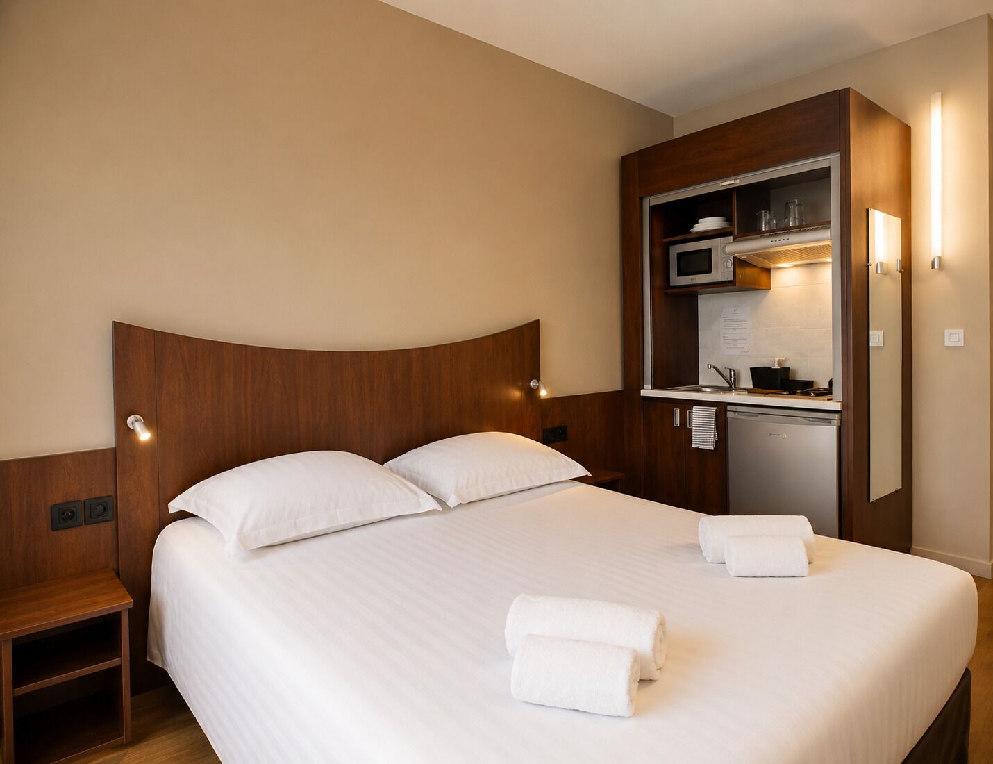 Estúdio, 1 cama de casal, cozinha americana (Access to sauna and steam bath) | Escrivaninha, espaço de trabalho para notebook