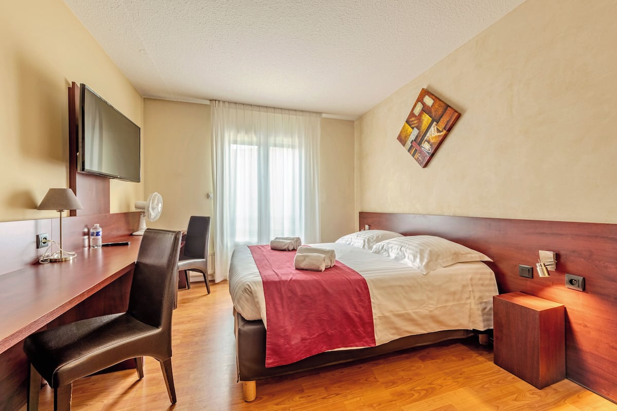 Habitación doble Confort (free access to sauna& steam bath) | Escritorio y espacio para trabajar con laptop