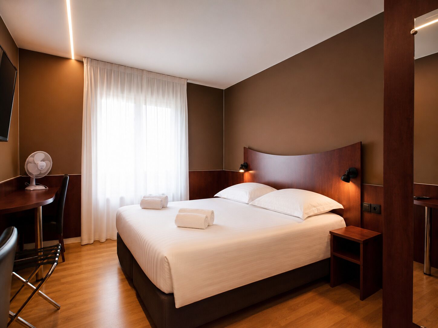 Quarto casal conforto (Access to sauna and steam bath) | Escrivaninha, espaço de trabalho para notebook