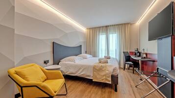 Zimmer (Privilege) | Schreibtisch, laptopgeeigneter Arbeitsplatz, BĂŒgeleisen/BĂŒgelbrett