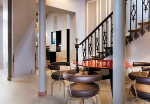 Coin salon dans le hall