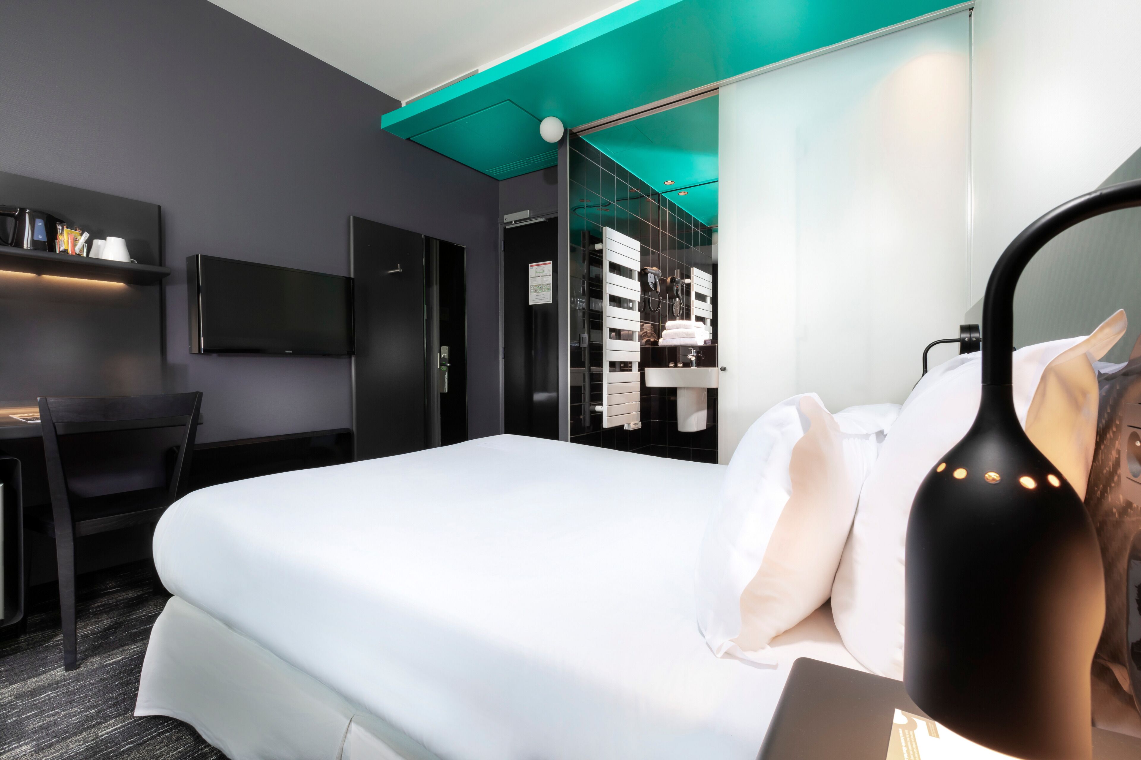 comfort double room | in-room safe, desk, soundproofing, free wifi