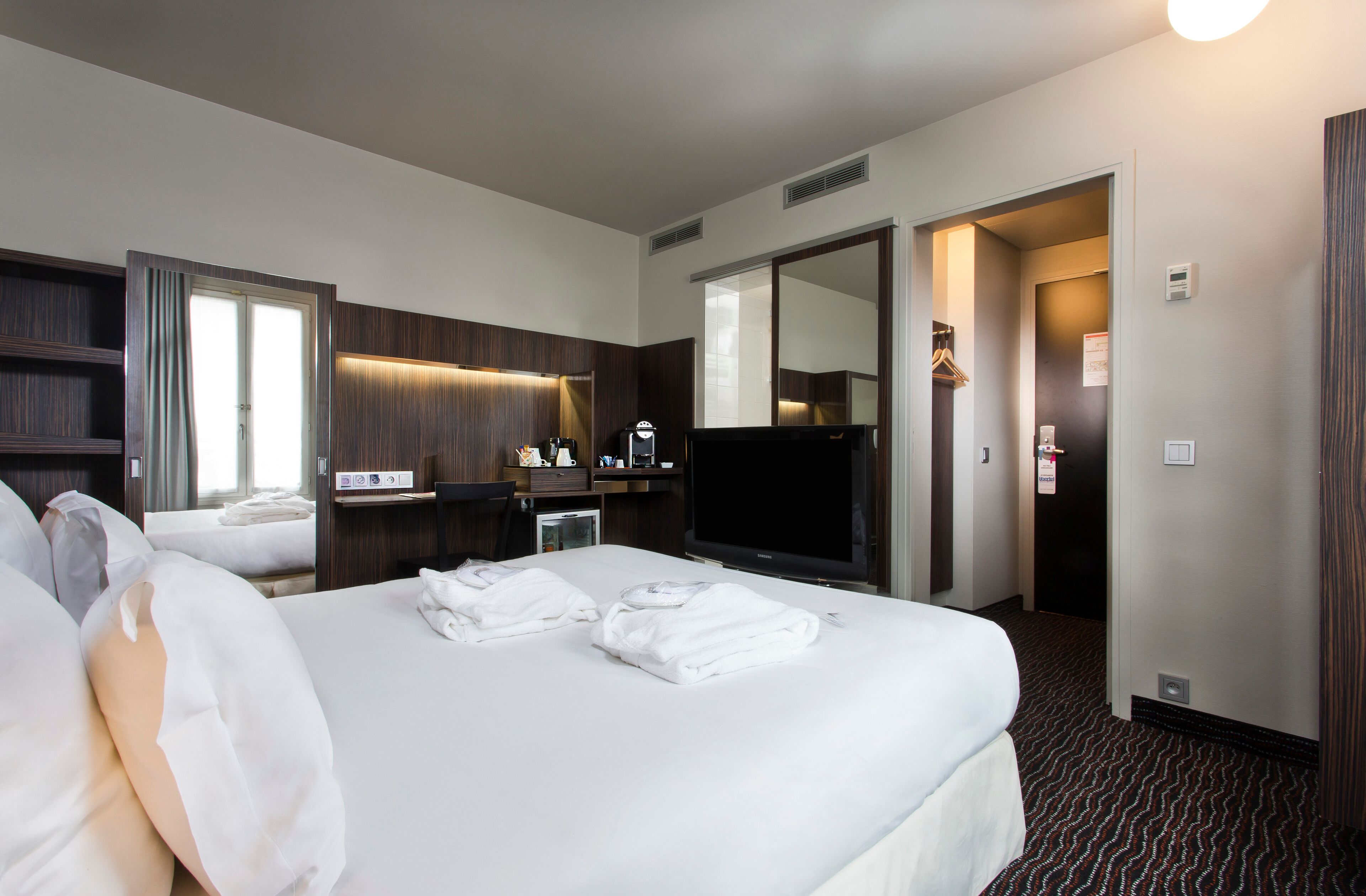 In-room safe, desk, soundproofing, free WiFi
