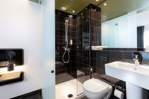 Kamar Double Comfort | Kamar mandi | Pengering rambut, handuk, sabun, dan tisu toilet