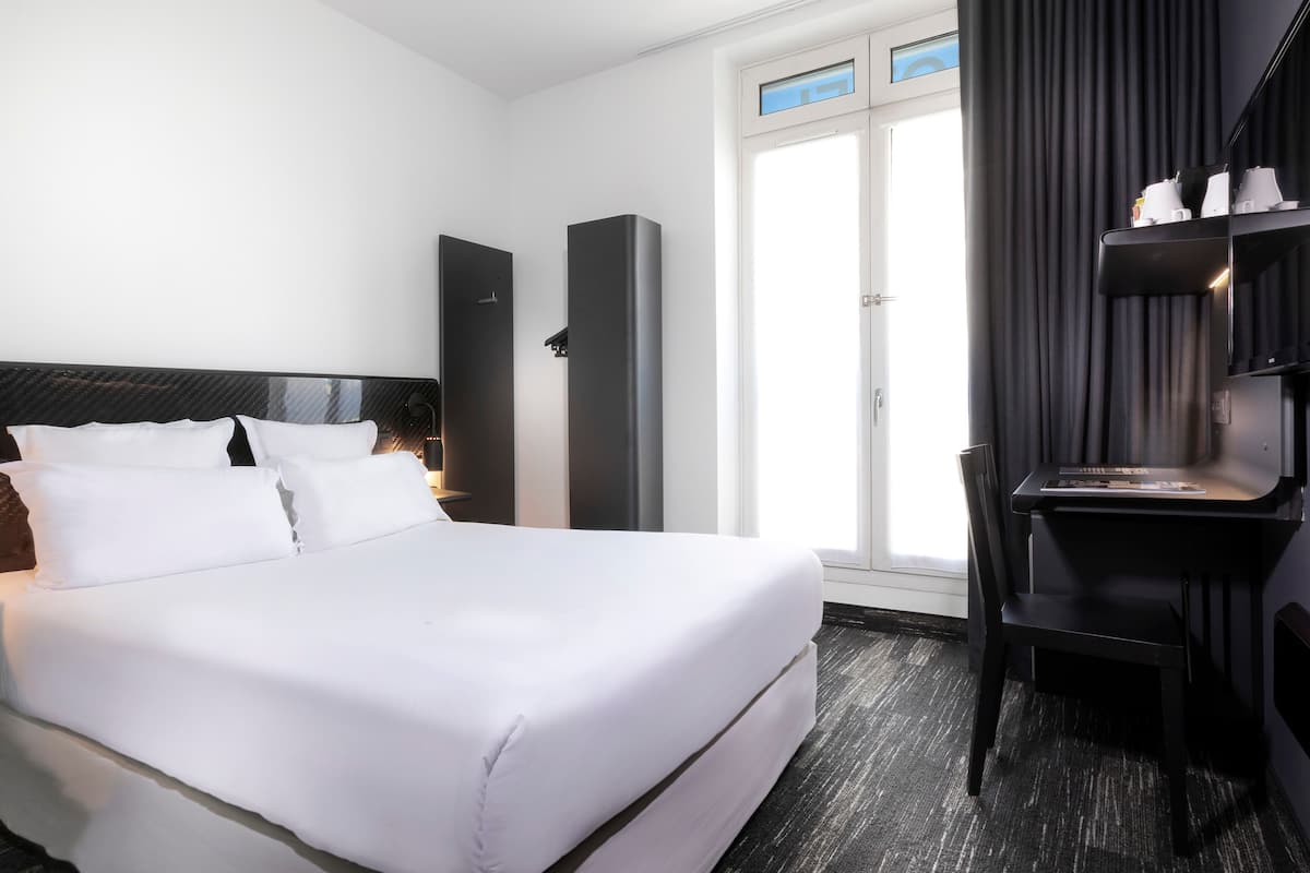 In-room safe, desk, soundproofing, free WiFi