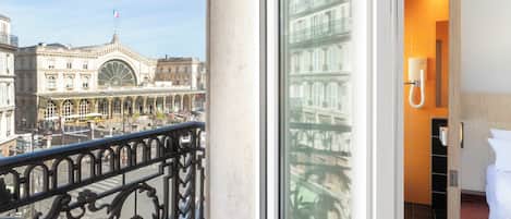 Caja de seguridad en la habitación y escritorio