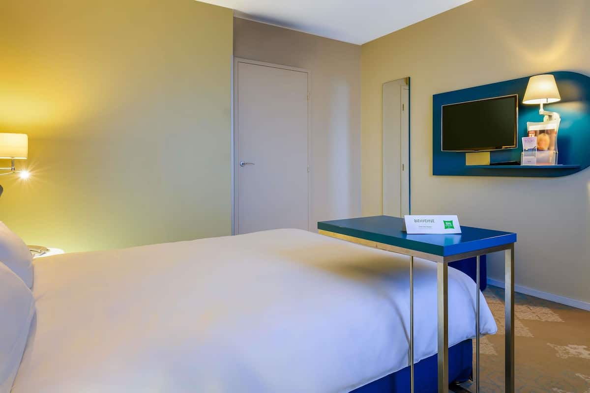 Quarto standard, 1 cama de casal | Roupas de cama premium, escrivaninha, cortinas blackout