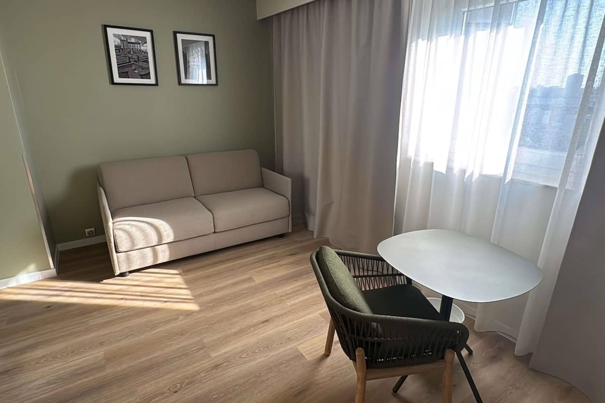 Quarto família, 1 cama de casal e sofá-cama (Superior) | Roupas de cama premium, escrivaninha, cortinas blackout