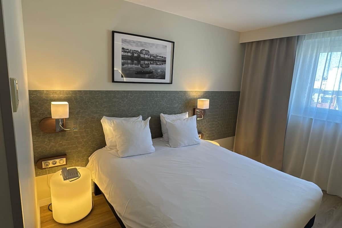 Superior Room, 1 Double Bed | Premium bedding, desk, blackout drapes, soundproofing