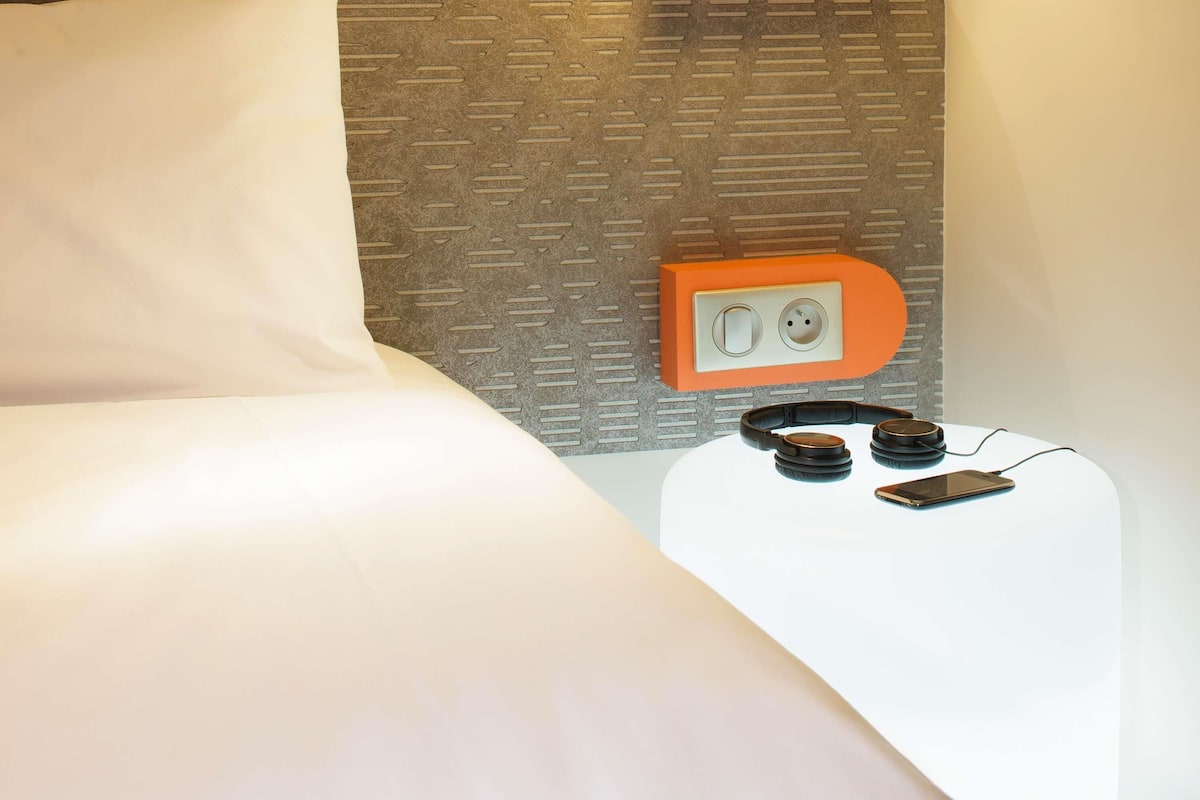 Ropa de cama de alta calidad, escritorio y cortinas blackout