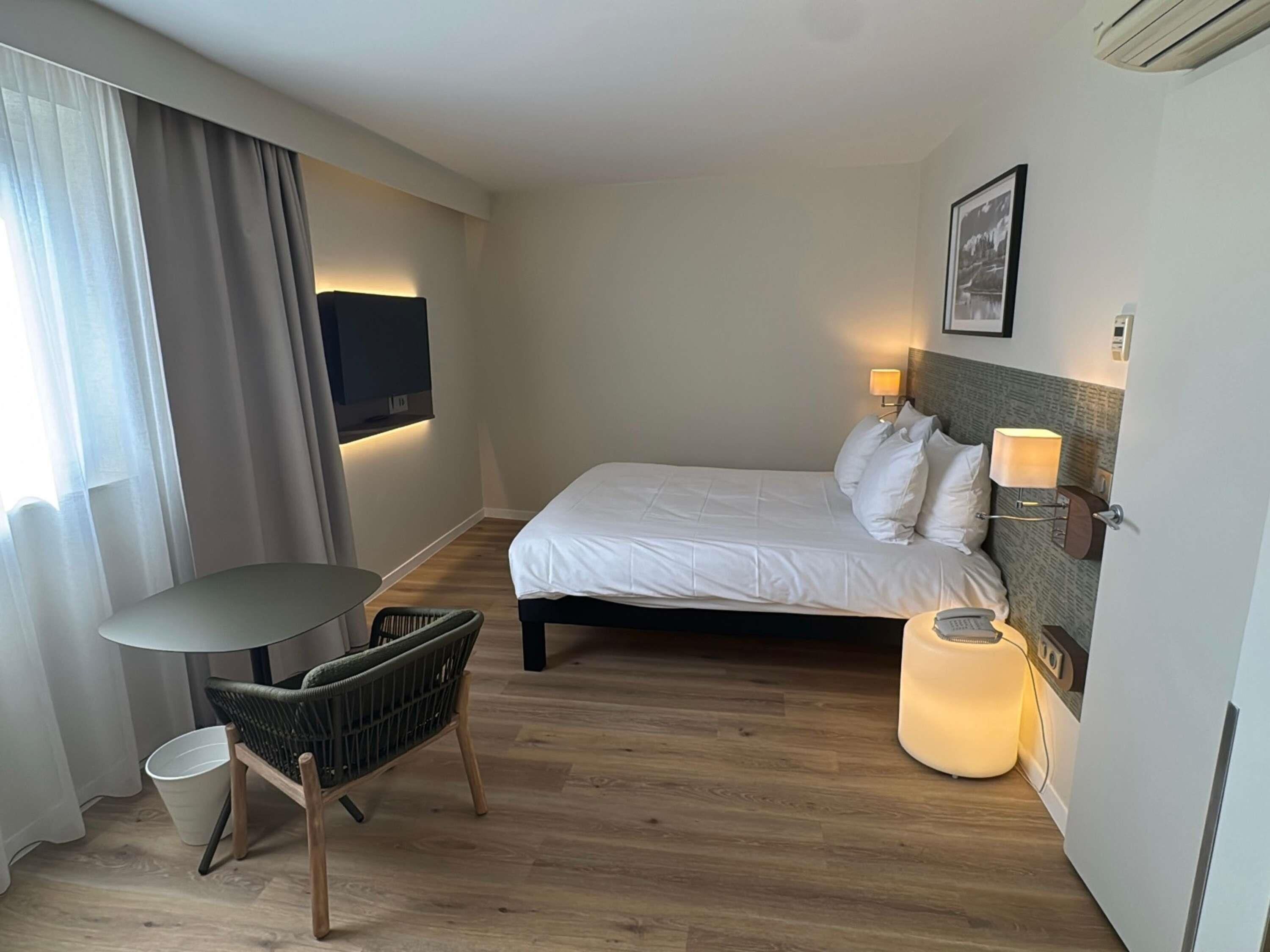 Ropa de cama de alta calidad, escritorio y cortinas blackout 