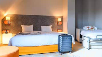 Roupas de cama premium, escrivaninha, cortinas blackout