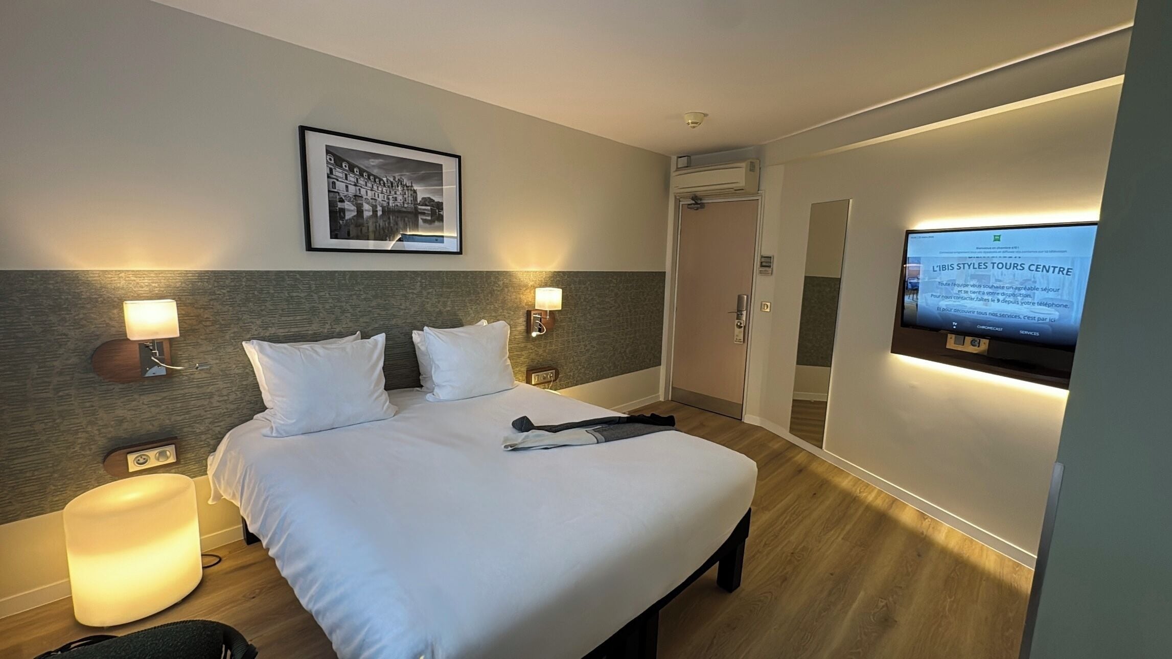 أغطية فراش متميزة ومكتب وستائر تعتيم وتجهيزات عازلة للصوت