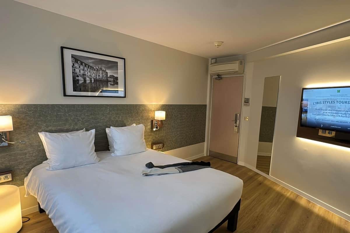 Ropa de cama de alta calidad, escritorio y cortinas blackout