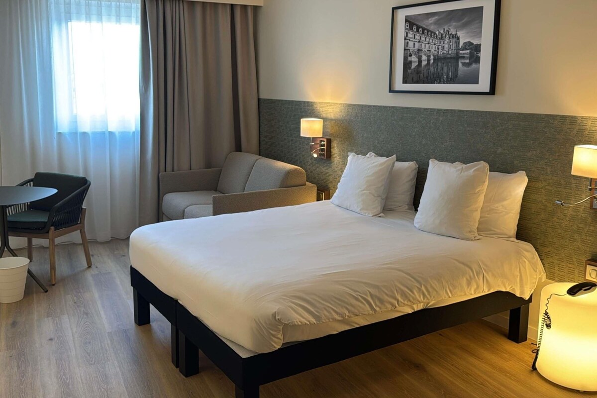 Chambre supérieure, 3 lits jumeaux | Literie de qualité, bureau, rideaux d’obscurcissement