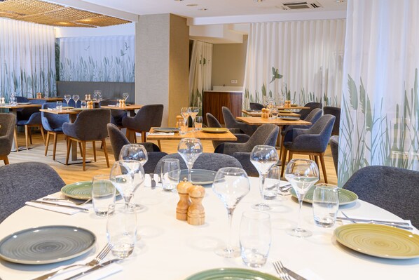Breakfast, lunch, dinner served; French cuisine 