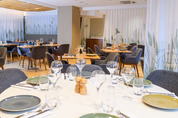 Breakfast, lunch, dinner served; French cuisine