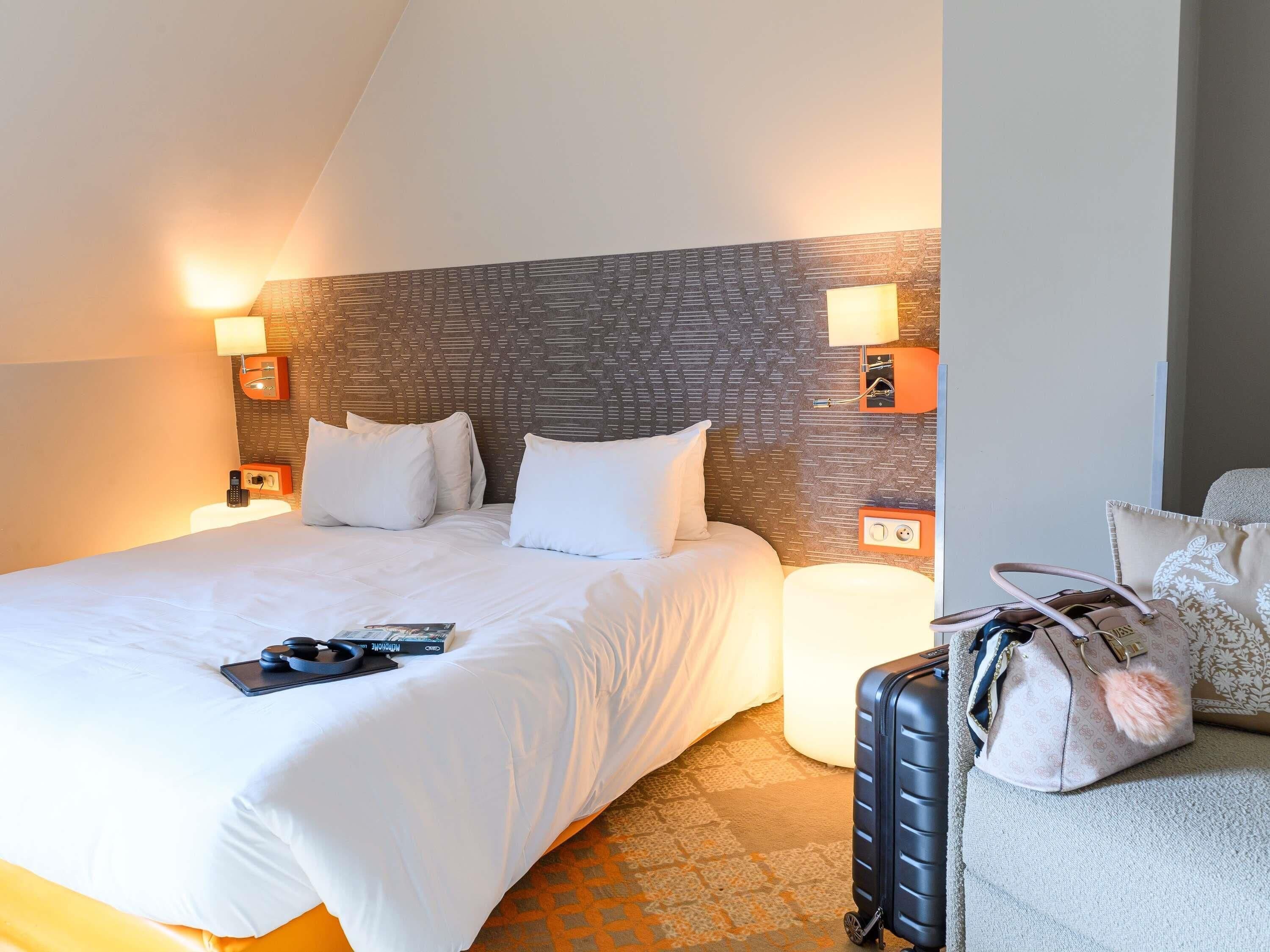 Premium bedding, desk, blackout drapes, soundproofing