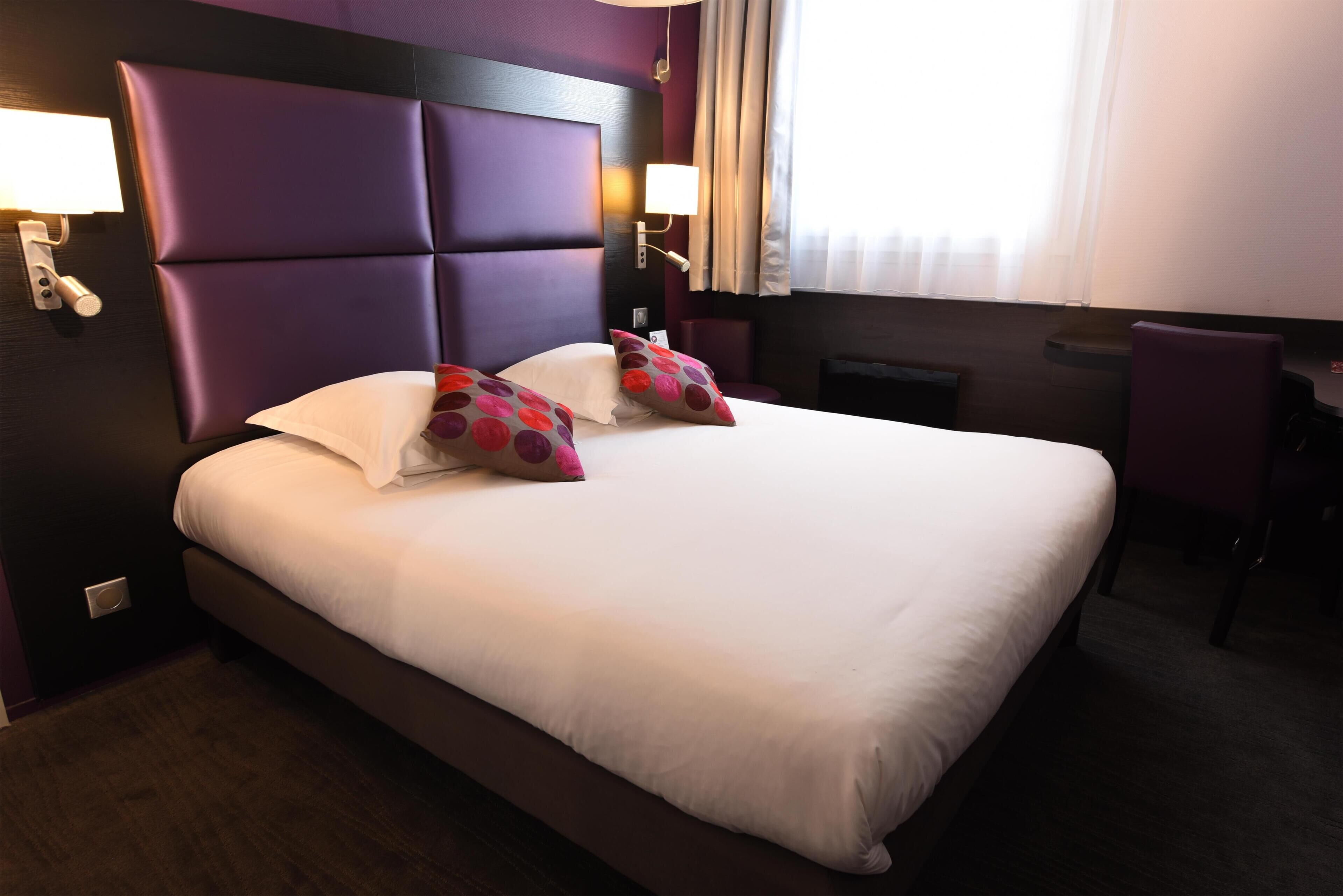 أغطية فراش متميزة ومكتب وتجهيزات عازلة للصوت ومكواة/لوح كي