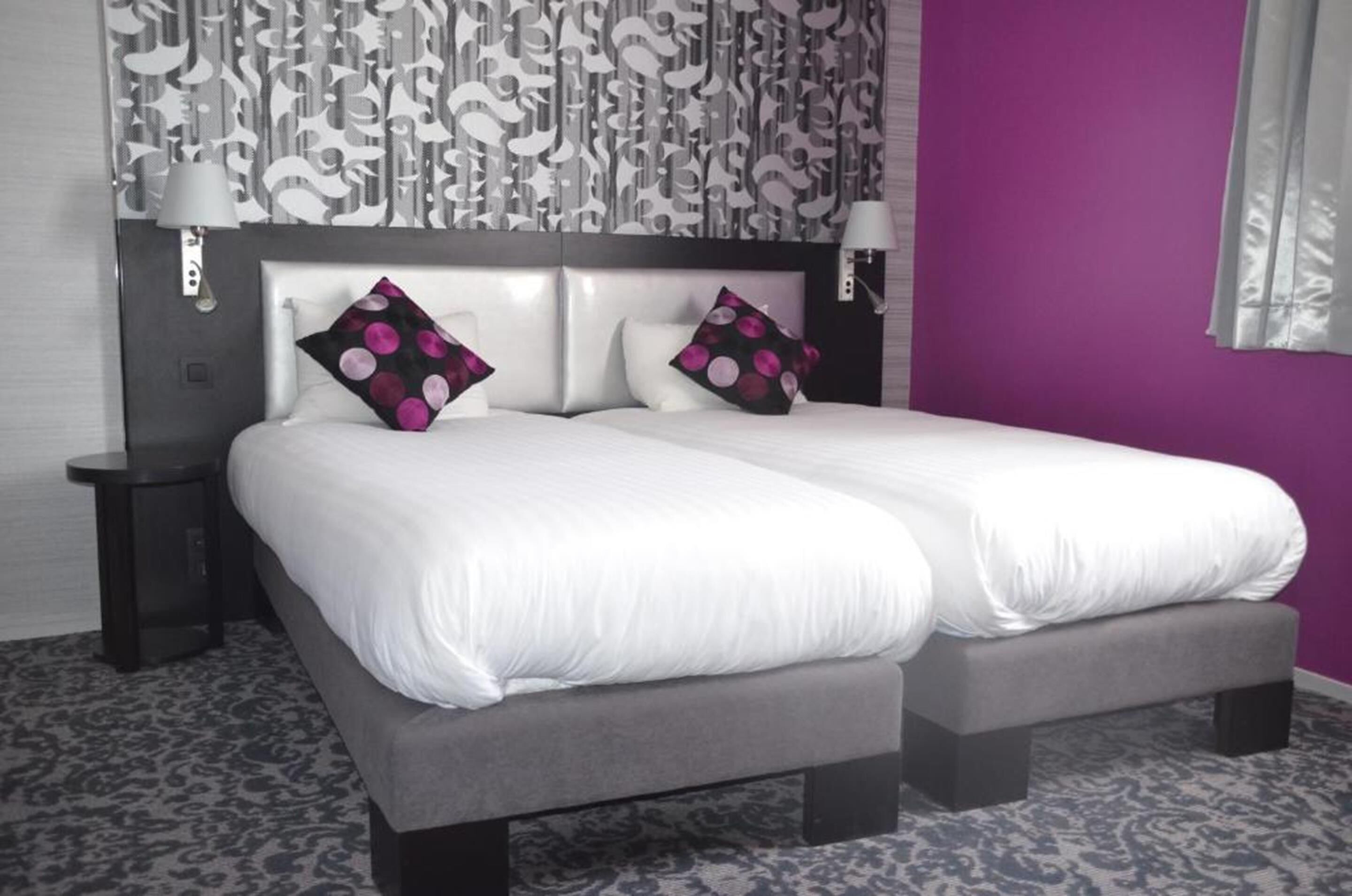 أغطية فراش متميزة ومكتب وتجهيزات عازلة للصوت ومكواة/لوح كي