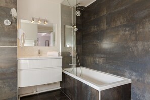 Suite | Bathroom | Free toiletries, hair dryer, towels - Relais St Eloi, Sure Hotel Collection by Best Western (Tours)