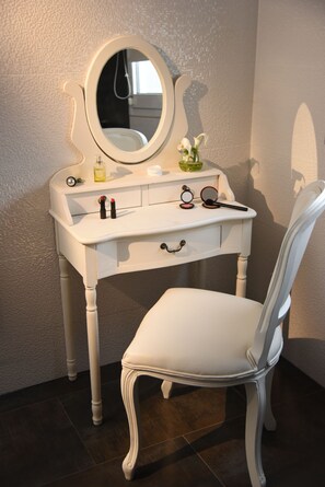 Zimmer (Suite) | Badezimmer | Kostenlose Toilettenartikel, Haartrockner, Handtücher