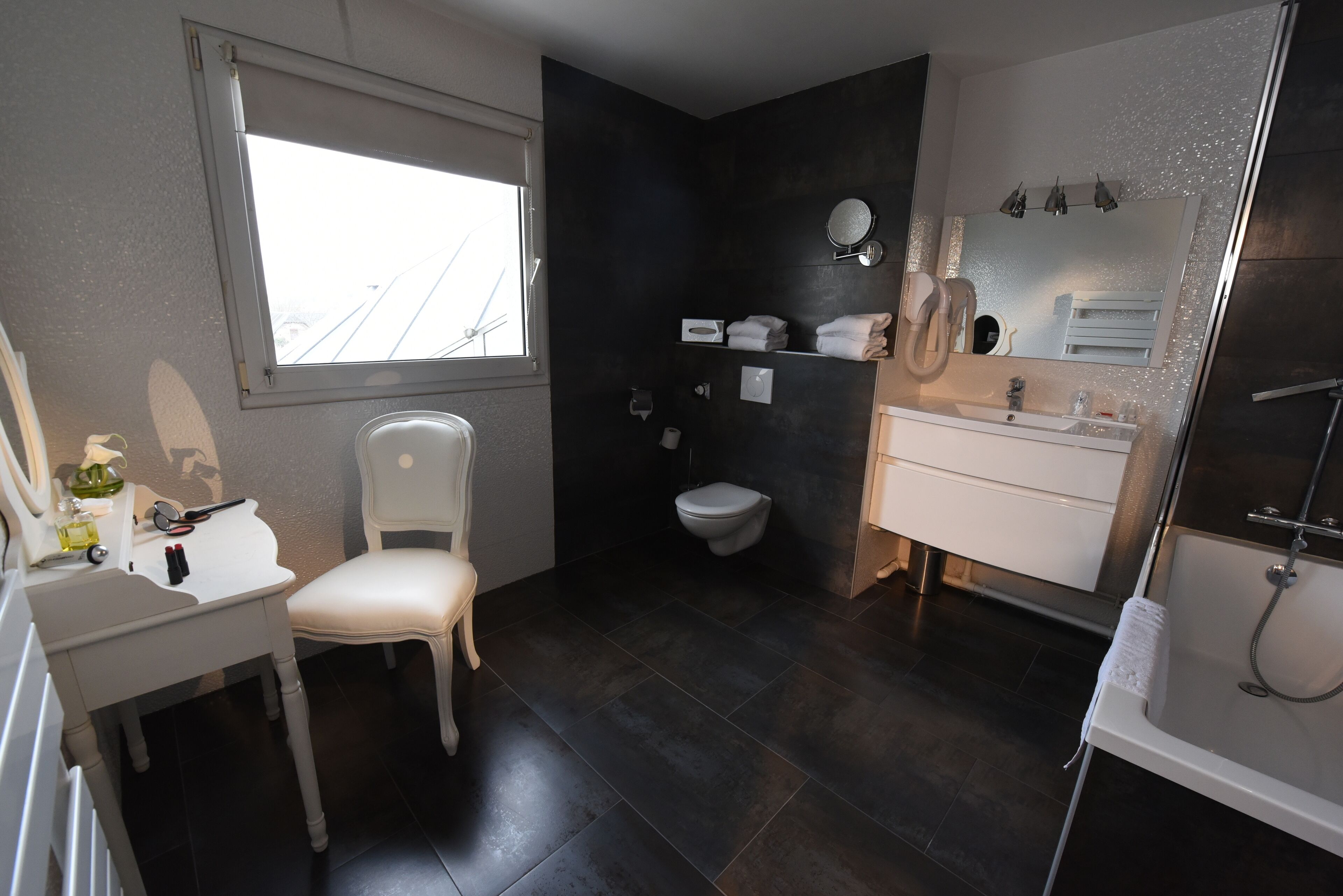 suite | bathroom | free toiletries, hair dryer, towels