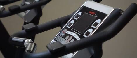 Una bicicleta estática con pantalla digital y panel de control.