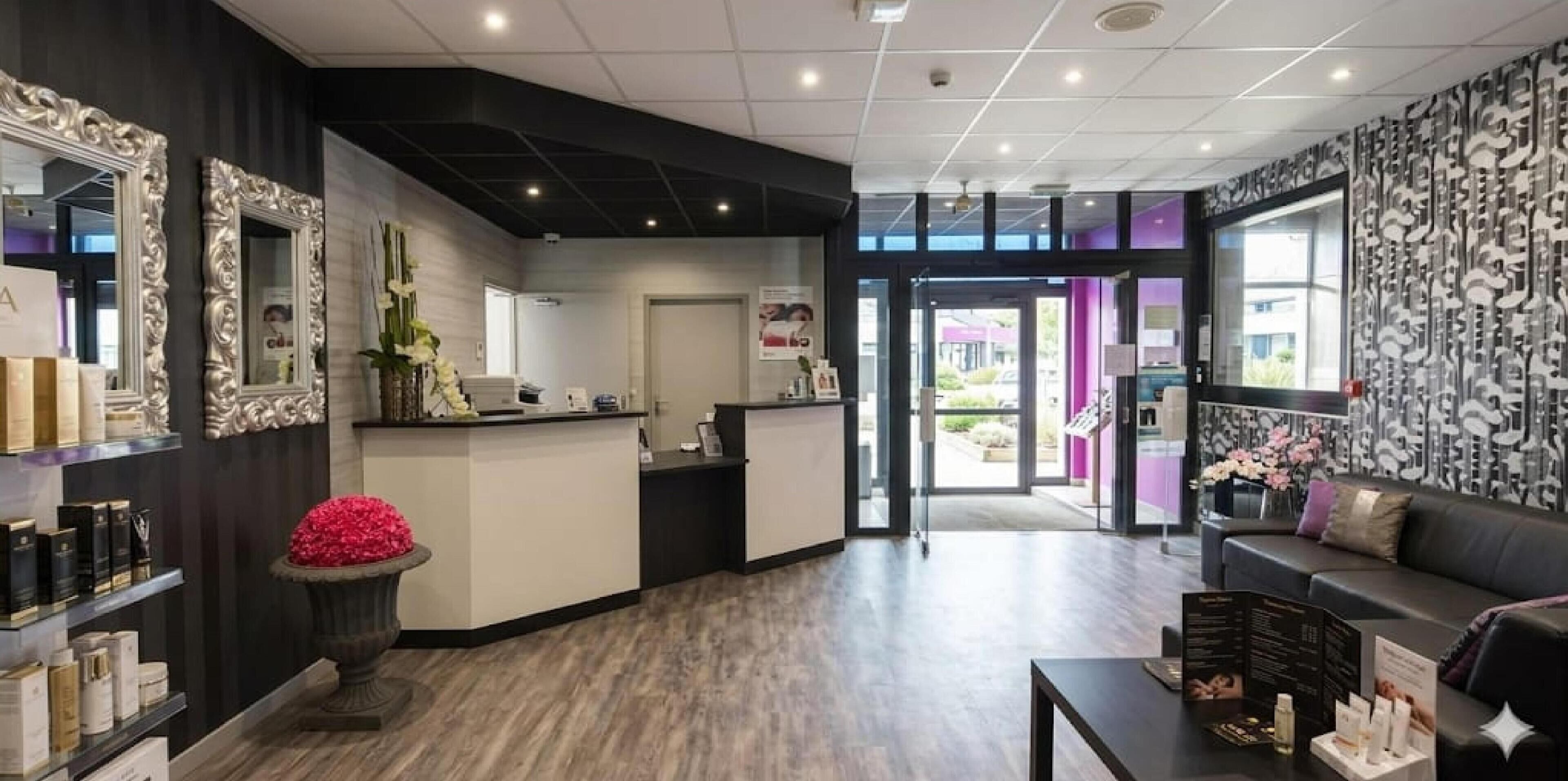 Ropa de cama de alta calidad, escritorio y sistema de insonorización 