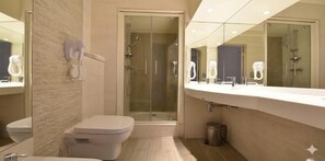 Articles de toilette (gratuits), séchoir à cheveux, serviettes fournies