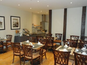 매일 뷔페 아침 식사(1인당 EUR 12)