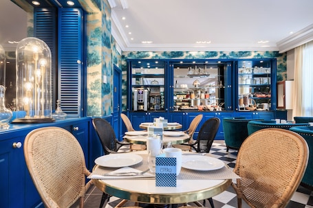 Food court. Villa Otero by Happyculture