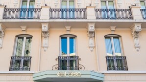 A multi-story building with a central entrance labeled "Villa Oriosa."