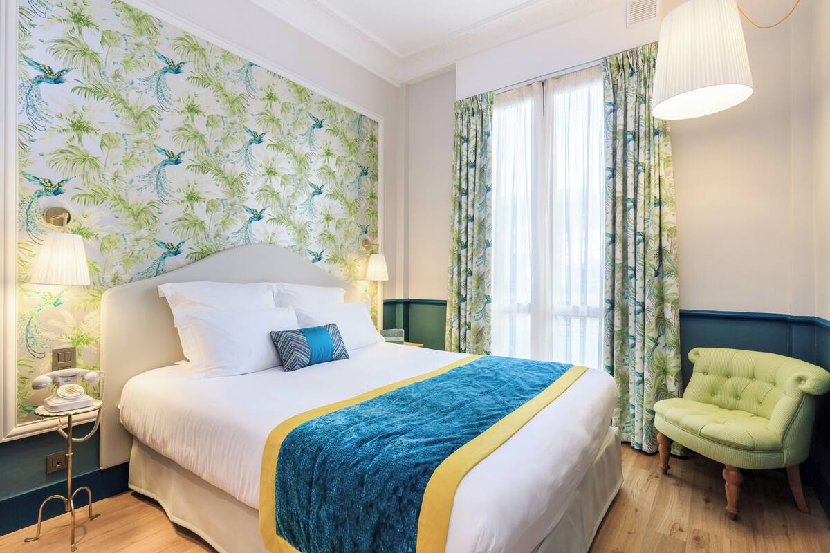 Premium bedding, in-room safe, iron/ironing board (on request)