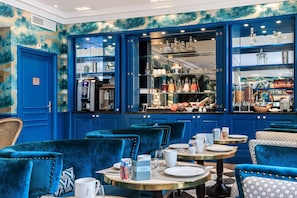 Desayuno buffet (EUR 17 por persona)