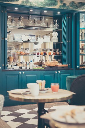 Colazione a buffet, servita tutte le mattine (17 EUR a persona) 