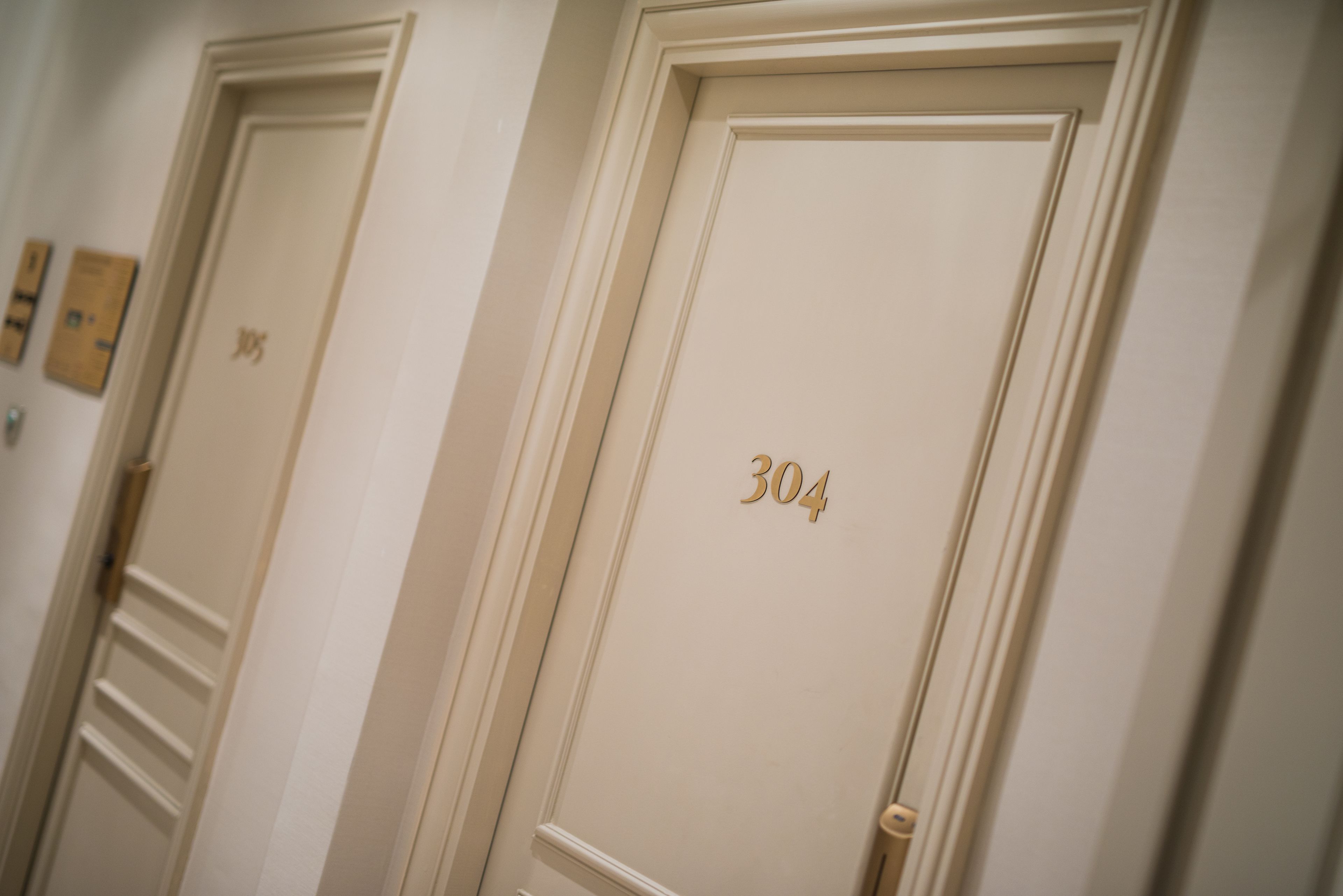Un pasillo con puertas numeradas 305 y 304.